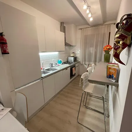 Harry's Canal View Apartment