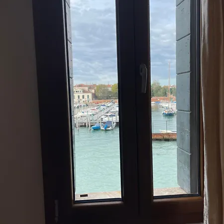 Harry's Canal View Apartment