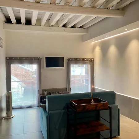 Mezzanino On Canal Apartment *