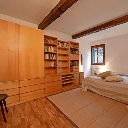 Apartment Homes & Holidays *
