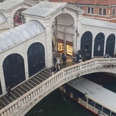 Large 3 Flat Rialto Apartment *