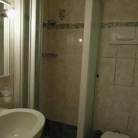 Iris Hotel 2*