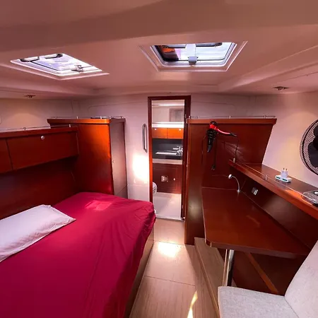 Botel Venice Boat Tour With Aperitif And Music Included On A Sailing Boat Venice