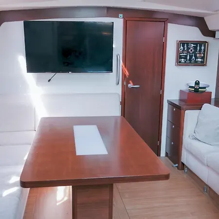 Botel Venice Boat Tour With Aperitif And Music Included On A Sailing Boat *