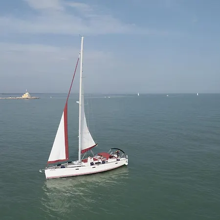 Venice Boat Tour With Aperitif And Music Included On A Sailing Boat Botel