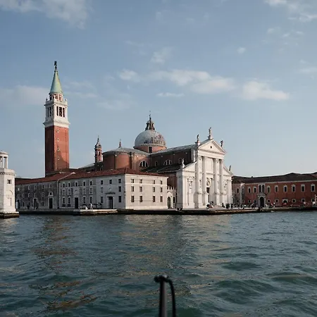 Botel Venice Boat Tour With Aperitif And Music Included On A Sailing Boat