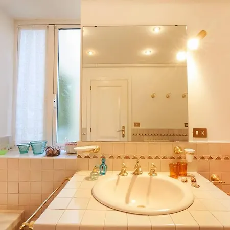 Ca' Del Pittore In Dorsoduro, Elegant Fine Arts District Apartment Venice