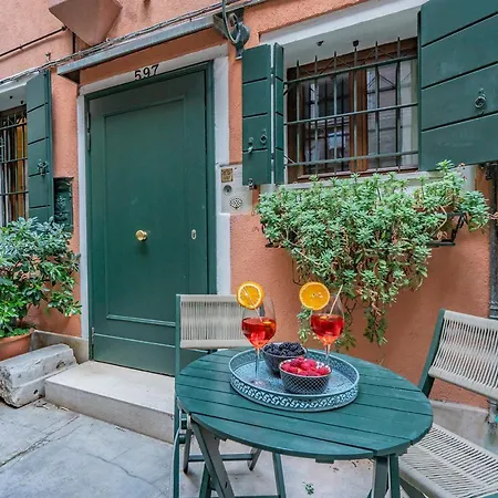 Lo Squero 1 The Secret Courtyard In Dorsoduro * Venezia