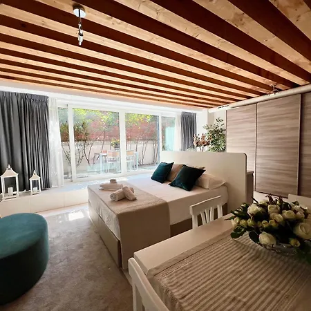 Lucky House Apartman *