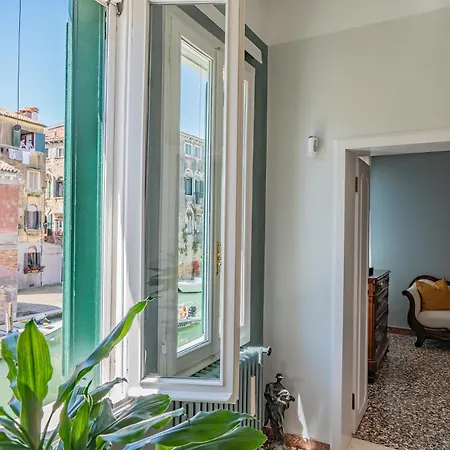 Apartment Casa Della Sensa 1 Garden & Canal View Venice