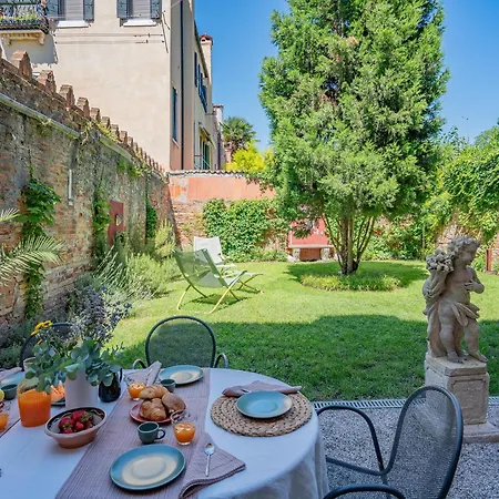 Casa Della Sensa 1 Garden & Canal View Apartment *