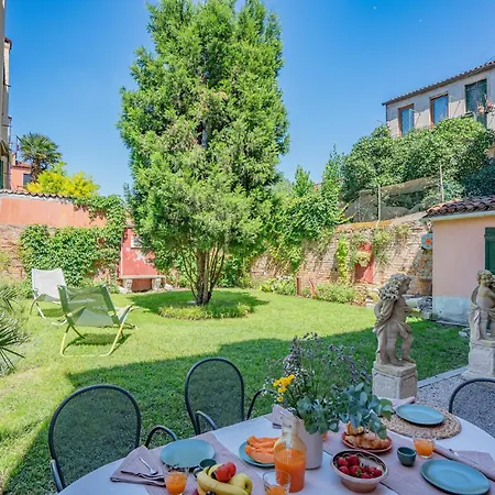 Casa Della Sensa 1 Garden & Canal View Apartment