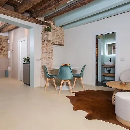 Ivy, Canal View Apartment *