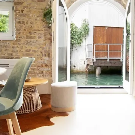 Apartment Ivy, Canal View *