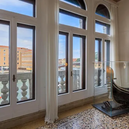 Luxury Calatrava - In Venetian Palazzo Venedig