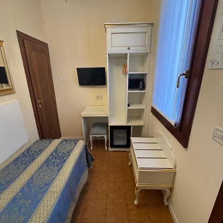 Tivoli Hotel 2*