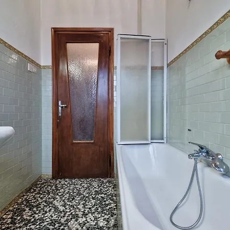 Easy Old Apartment *