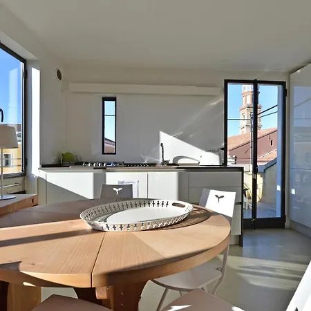 Apartment Homes & Holidays *