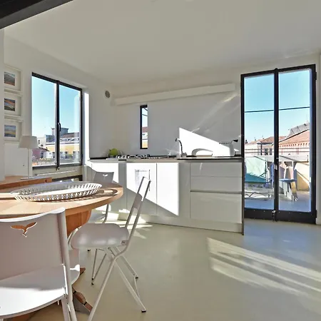 Apartment Homes & Holidays *