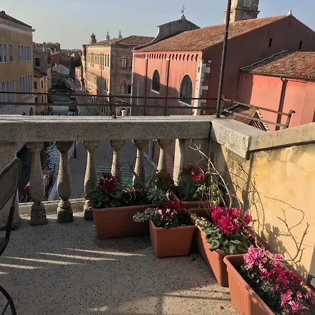 Apartment Homes & Holidays *