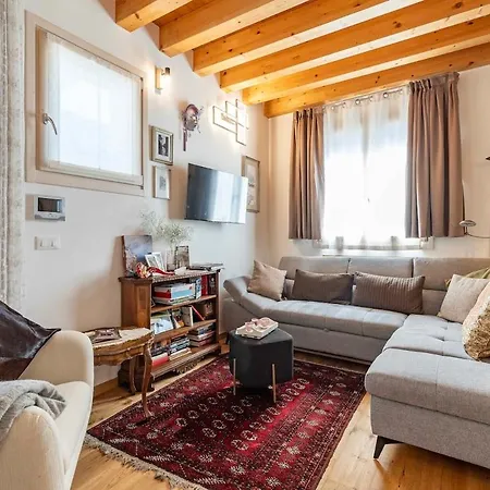 Stylish House Near With Parking Holiday home