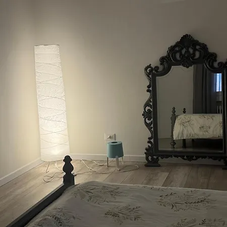 Thomas House On Train Tracks Apartment *