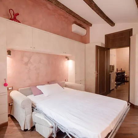 Rosso Veneziano Apartment
