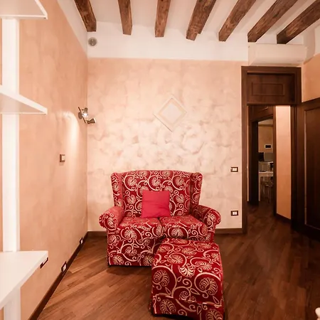 Rosso Veneziano Apartment Venice
