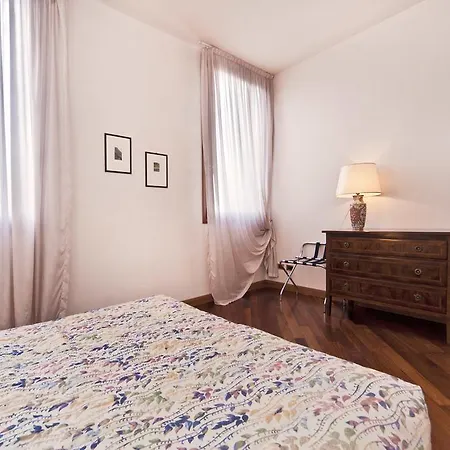 Palazzo San Marco: Historic With Lift Apartment Venice