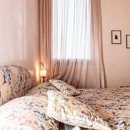 Palazzo San Marco: Historic With Lift Apartment Venice