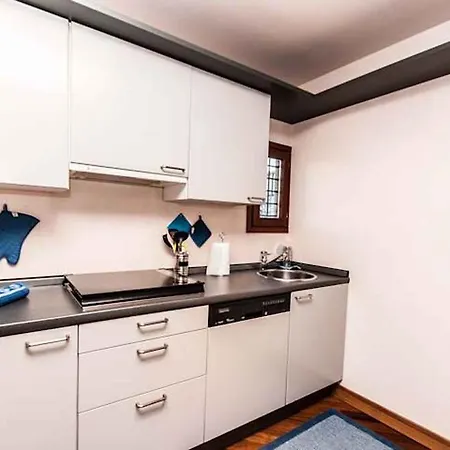 Palazzo San Marco: Historic With Lift Apartment Venice