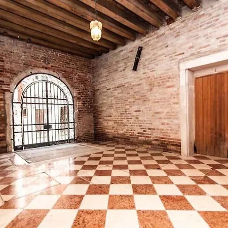 Palazzo San Marco: Historic With Lift Apartment