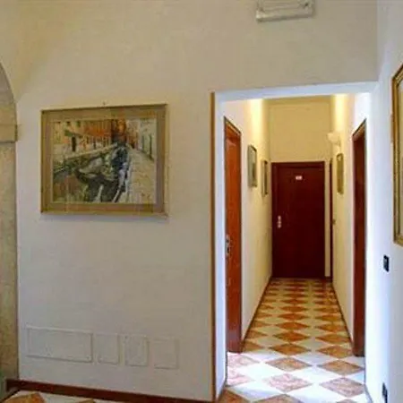 Iris Hotel 2*