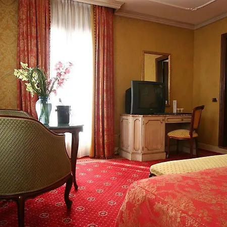 Nh Santa Lucia Hotel 4*