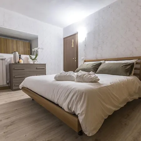 Susy Biennale - Canal View And Garden Apartment Venice