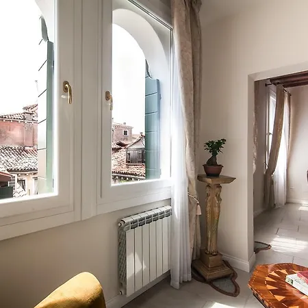 Michelle In Charming Venedig
