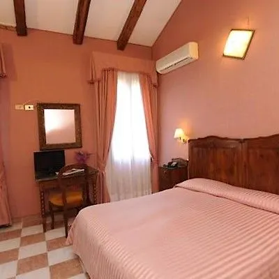 Rosa Hotel 2*