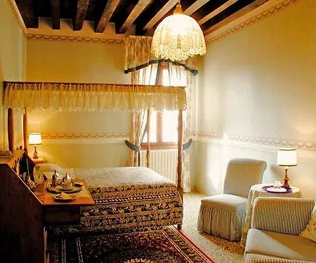 לינה וארוחת בוקר At A Palazzo 3*
