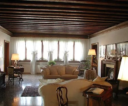 לינה וארוחת בוקר At A Palazzo 3*
