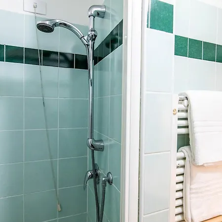 And - Private In Shared 2* البندقية