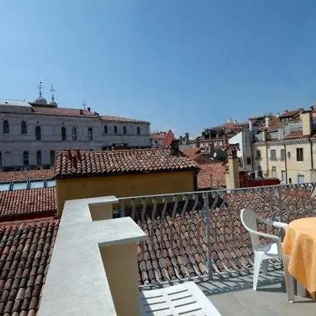 Antigo Trovatore Hotel