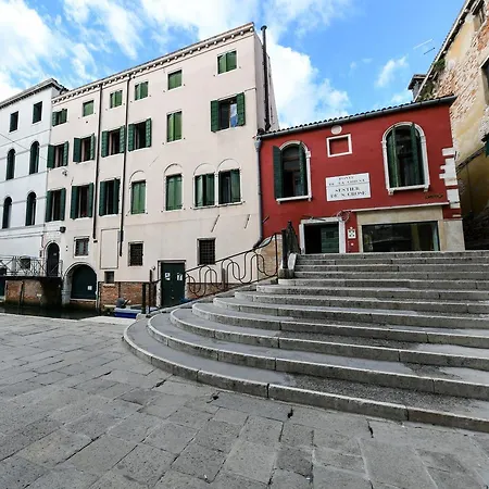 Red Fashion Apartment Venice