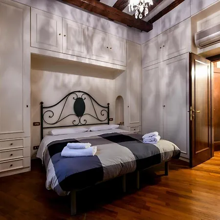 Red Fashion Apartment Venice