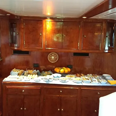 Yacht Fortebraccio Botel *