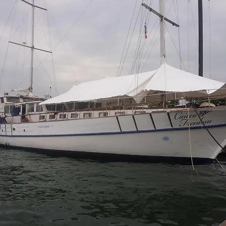 Venezia Boat & Breakfast Caicco Freedom Hotel en barco 2*