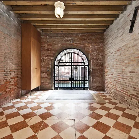 Palazzo San Marco: Historic With Lift Apartment Venice