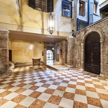 Apartment Palazzo San Marco: Historic With Lift *