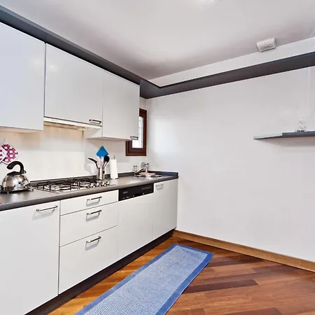 Palazzo San Marco: Historic With Lift Apartment *