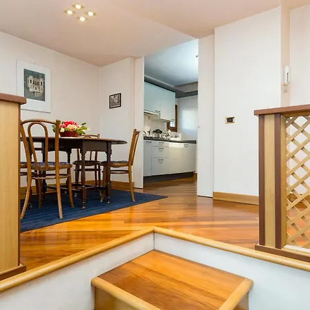 Palazzo San Marco: Historic With Lift Apartment