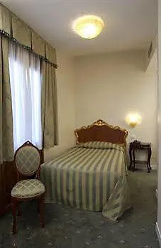 Отель Canal 3*